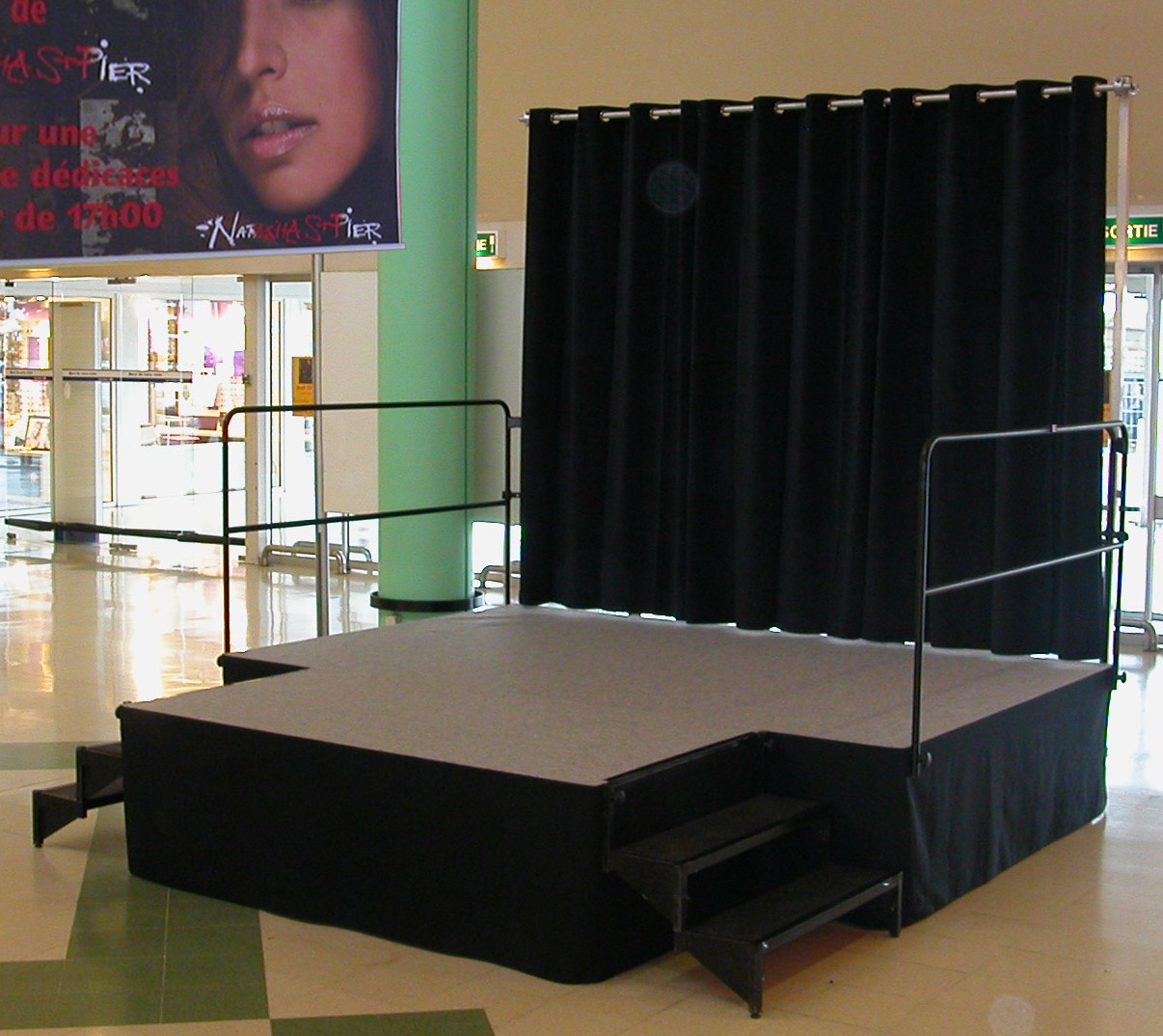 SMALL-20STAGE-20e Kleu_SMALL STAGE e.jpg